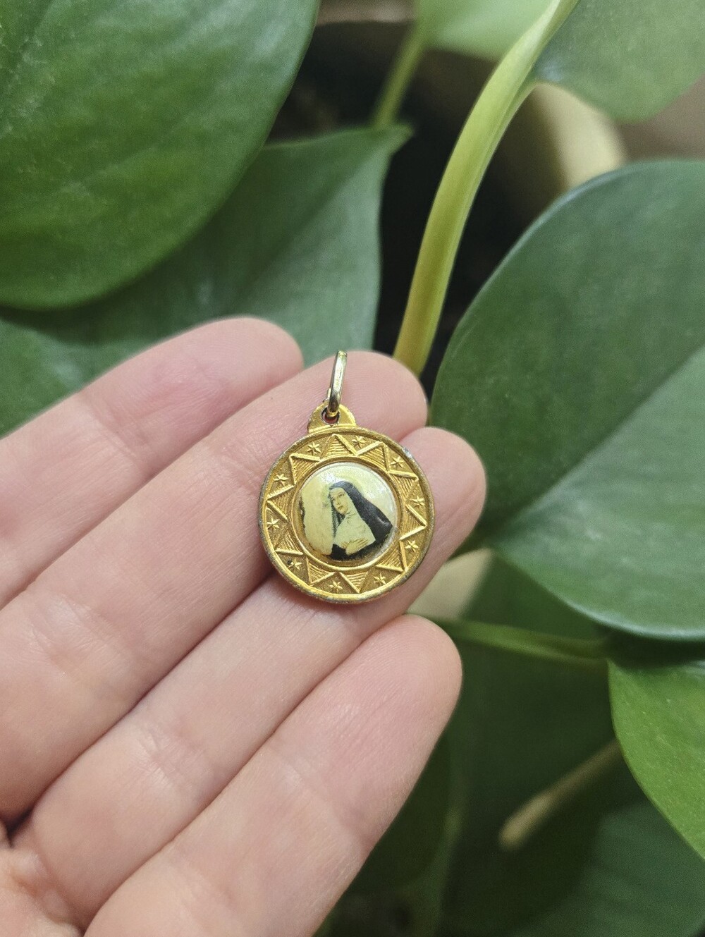 Vintage St. Thérèse of Lisieux Medal Pendant – Gold-Tone Catholic Saint Charm